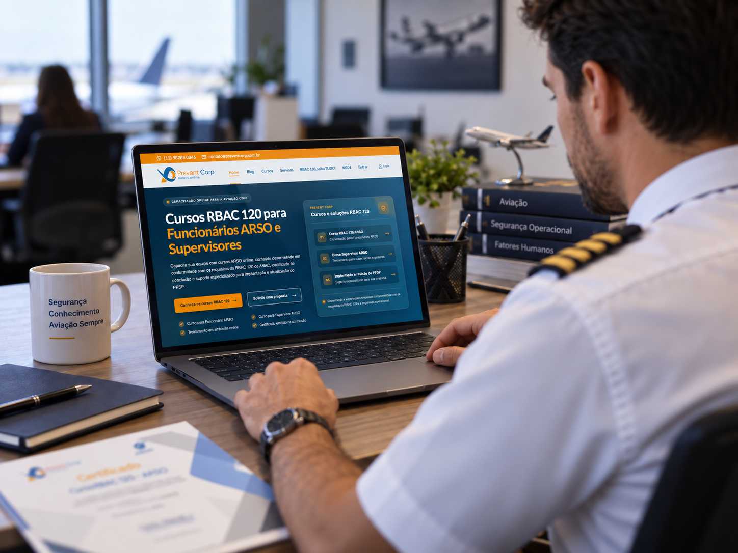 Profissional da aviação realizando curso RBAC 120 online em ambiente de escritório